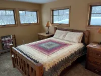 Stunning 3 bed/2bath Cottage with lake frontage. Winter ski in/out Whitecap Mtn - 3-Star