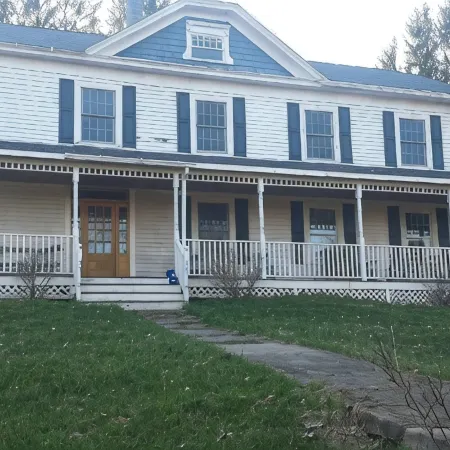 Spacious 5-bedroom farmhouse in delightful Kenoza Lake with WiFi, AC,