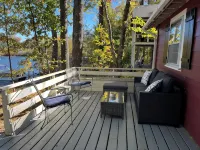 Charming lakefront 2-bedroom cottage with private beach & dock. - 4 tähden