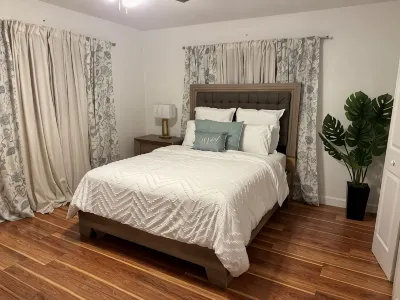 Cozy 2-bedroom townhome in peaceful Bimini with AC, WiFi Hotels in 
