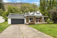 Farmhouse on Main - historic home in the heart of Riggins - 4-Star