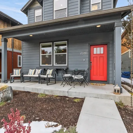 Modern Luxury Base Camp with 3 King Beds 1 Mile to Downtown Bend, 5-Star Reviews