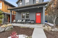 Modern Luxury Base Camp with 3 King Beds 1 Mile to Downtown Bend, 5-Star Reviews - บังกะโล