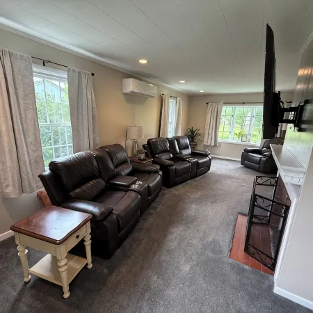 Charming 3-bedroom house in lovely Presque Isle with WiFi, AC