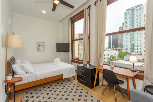 Studio 613 at The Frank - Apartemen