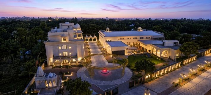 Haldi Kumkum Resort Hotel a Surat