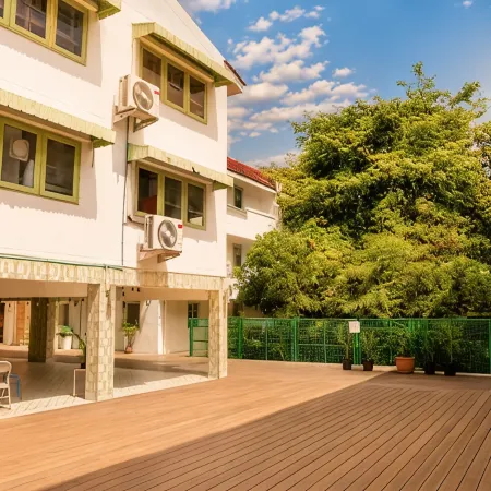 Monday Capsule Hostel and Thai Traditional Bath Bangkok Отели рядом с достопримечательностью «Школа Суан Кураб»