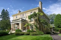 Historic Cotton Mansion by Heirloom Boutique Collection - balcony