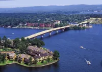 Cottage -Private Hot Tub, Fire Pit, Covered Deck, 20 steps from Lake Hamilton - Wifi