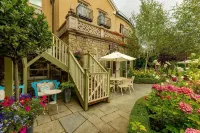 Step House Hotel - parking