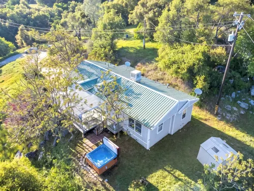 3Br Private 8 Acre Spa Retreat - BBQ, Patio, Views - Wifi