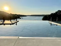 Waterfront family home on Smith Lake - Pools
