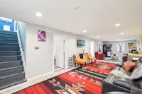 Vibrant  Pet and Family friendly fully fenced yard great location - Gym