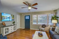 Classy Johns Island Retreat with King Bed + Firepit! - Homestays