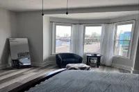 The Secretariat; A Cozy two bedroom Downtown loft apartment