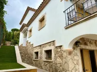 Villa Cabañas with Infinity Pool, Gardens and Barbecue in Calonge, Costa Brava - Wifi