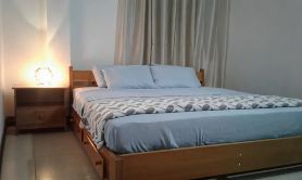Apartment with King bed in the center, sugar city!