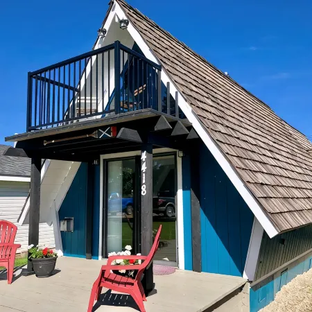 Cozy A-frame cabin 1/2 block from the gorgeous Sylvan Lake beach, parks & pubs