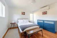 Modern Lakefront Retreat - 4 estrellas