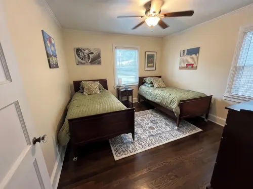 Entire home, charming 3-2 near the Marietta square! - 방갈로