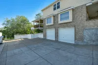 Mountain View Retreat: 2 BR/2 BA Spacious & Cozy!