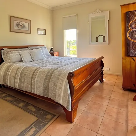 Self contained cabin in quiet coastal bushland setting. Pet friendly!