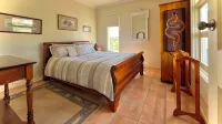 Self contained cabin in quiet coastal bushland setting. Pet friendly!