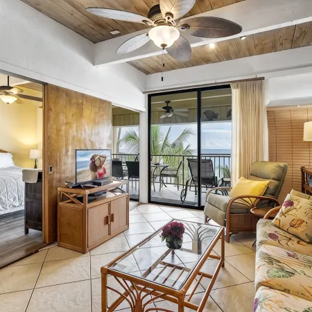 Oceanfront Penthouse - AC, Crashing Waves, Spectacular Sunsets, Surfers, Turtles