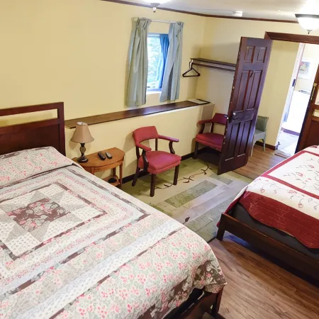 Sleeps 6. Suite - historical home Hotels in Seward