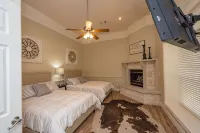 Gorgeous 4900 square foot pool & spa home minutes from Lake Travis and winery - Private Pools