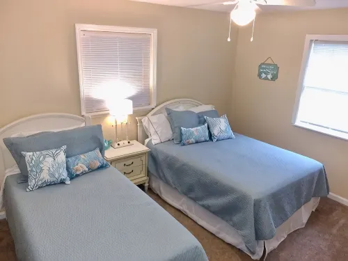 Charming 4 bedroom / 2 bath Home Walking Distance To Beach - 2つ星