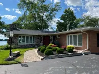 Sunset Lake House w Hot Tub, 4 fireplaces & kids bunkroom! - Homestays