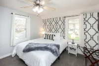 The Cow Tipper: Near Everything - SPA - Game Room - Fire Pit & Patio - Sleeps 10 - บังกะโล