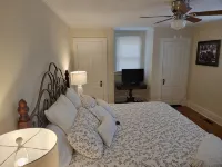 Historic Cottage - At Hopelands Gardens close to Hitchcock Woods (Remodeled) - 4성급