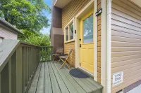 White Squirrel: Charming 2-bed & 2-bath BNB w/Private Parking & Walk to Downtown - 4-Star