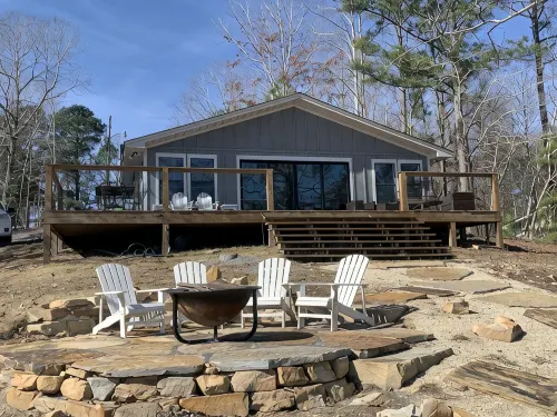 Renovated Cabin on 300 ft Waterfront (Pet Friendly) - Chalets