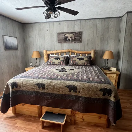 Cozy 2BR/1B cabin overlooking a beautiful creek with access to Catoosa WMA.
