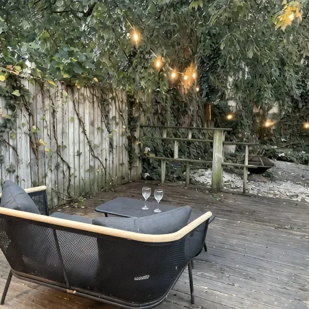 Row-home 3min drive to Central Market,Office,Patio w/ Fire Pit, Artistic Accents