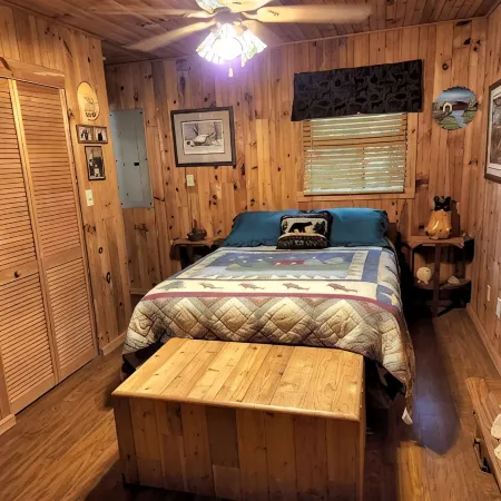 Peaceful Secluded Cabin  in Mountain City.
