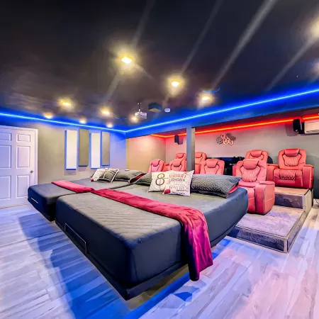 Amenity Paradise! Theater, Game-room, Mini Golf, Outdoor Bowling & Hot Tub!