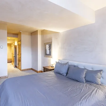 SKI-IN / SKI-OUT 5 BEDROOM, walking distance to everything in town!
