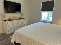 Blue Angels Porch Views, Downtown, Fenced Yard + Fire Pit and Pet Friendly! - 鄉村度假屋
