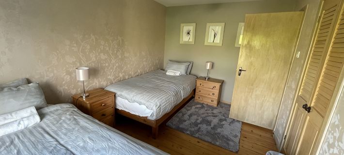 Spacious shore-side bungalow in an exclusive and historic location Hotels in Mayo