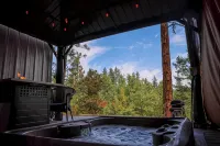 Modern Tiny House in the Woods w/Hot Tub - Alppimaja