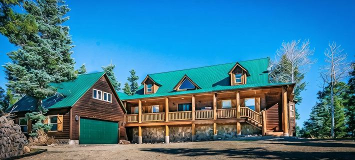 Mountain Elegance with Multiple Living Areas. Featured on HGTV’s House Hunter’s โรงแรมในแองเจลไฟร์