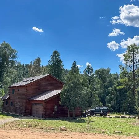 Beautiful log home-dog friendly, creek & mountain views,close to national parks