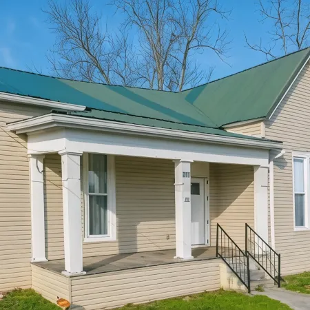 Your home away from Home. 4 blocks from downtown, 2 miles from MTSU