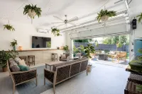 Cabana style vacation home, w/HOT TUB & easy stroll to beach, sleeps 16. - 4-Star