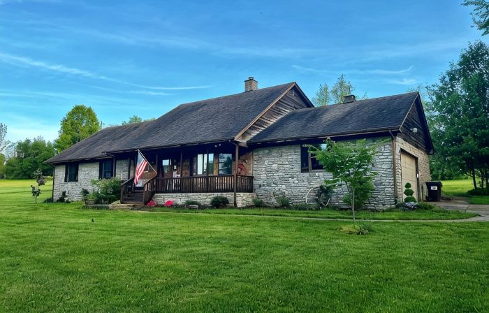 Spacious Family Lodge: Solar Pool, Hot Tub, Bikes, Fire Pit & EV Charger.