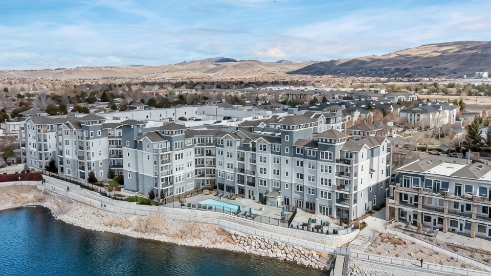 Lakefront Condo w/ Jacuzzi, Rooftop near Mall, Casino, Theater w/ City Views